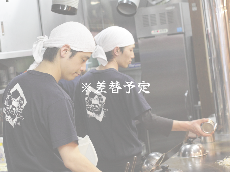 専門の焼き手が一枚一枚焼いています